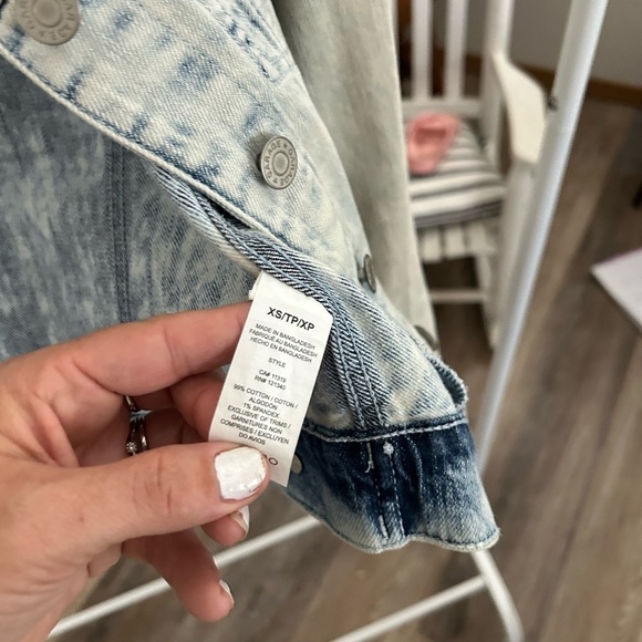 Garage XS Acid Wash Denim Jacket like new - Picture 4 of 7